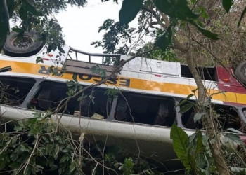 Ônibus escolar cai em ribanceira e deixa 18 mortos e 29 feridos em Alagoas