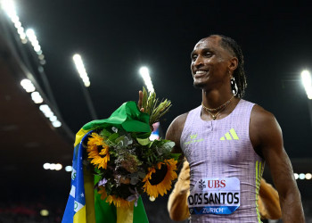Alison dos Santos quebra recorde mundial dos 400m com barreiras