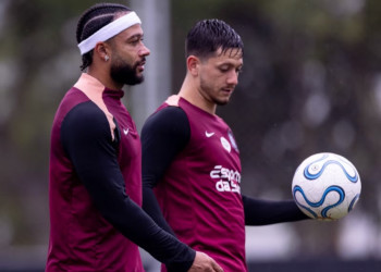 Torcida do Corinthians sai com dó dos jogadores após cobrança no centro de treinamento