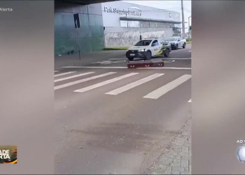 Caixão cai de carro durante traslado, e família do morto só fica sabendo na hora do velório; VÍDEO!