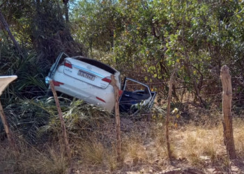 Motorista perde controle de veículo e atravessa cerca no Piauí; seis pessoas ficaram feridas