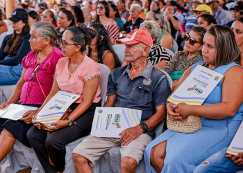 Governador entrega mais de 100 títulos de terra a moradores da comunidade Árvores Verdes nesta segunda (8), na Expoapi
