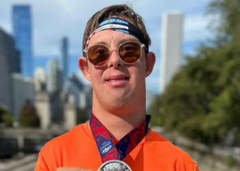 Quem é Chris Nikic, o primeiro atleta com síndrome de down a completar o ironman duas vezes