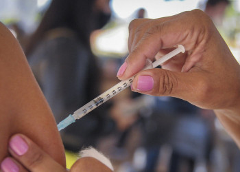 Teresina retoma vacinação contra a covid-19 nesta segunda (20); veja locais e públicos