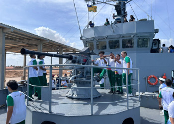 Navio-patrulha atracado no Porto Piauí recebe visita de estudantes da Escola do Mar