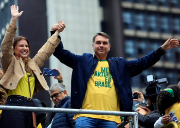 Campanha de Flávio Bolsonaro defende inspiração em Milei; especialistas veem obstáculos