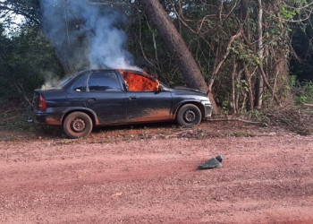 Corpo carbonizado é encontrado dentro de veículo em Brasileira