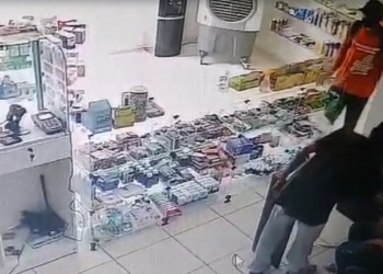 Flagra do Beto: homens armados realizam arrastão em farmácia; assista