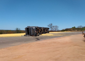 Carreta carregada de soja tomba no Piauí