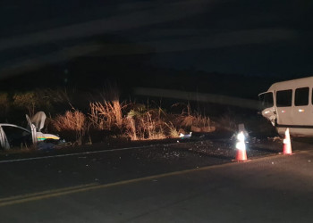 Colisão frontal entre carro e van deixa feridos na BR-316, no Piauí