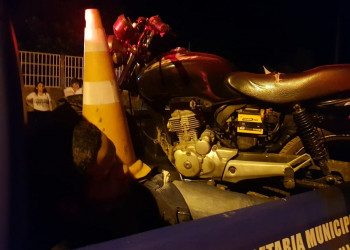 Jovem de 23 anos é preso em flagrante com arma de fogo e motocicleta sem placa