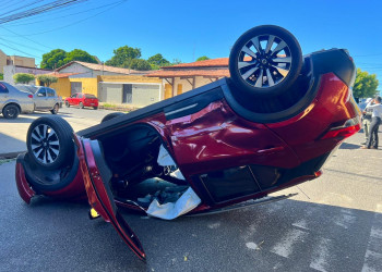 Carro capota após colisão no cruzamento de ruas na zona Sul de Teresina