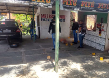 Homem é executado a tiros dentro de bar, em Parnaíba; polícia investiga motivação do crime