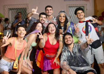 Mesmo com forte chuva, foliões não desanimam e curtem 1º dia de blocos de Carnaval em Teresina