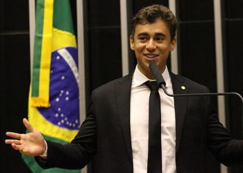 Moraes cobra explicações sobre uso de celular por Nikolas em visita a Bolsonaro