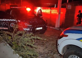 Bandidos se passam por policiais, chamam homem na porta de casa e o executam com vários tiros no PI