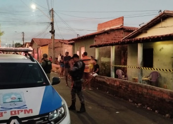 Mulher é morta a tiros e jovem é baleado na porta de residência na zona Sudeste de Teresina