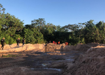 Corpo de jovem é encontrado dentro de sacola e enterrado em cova rasa na zona Sudeste de Teresina