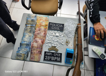 Trio suspeito de tráfico de drogas e porte de arma de fogo é preso pela polícia no interior do Piauí