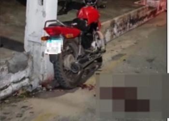 Casal fica gravemente ferido após perder controle de moto e bater contra poste no Piauí
