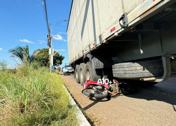 Motociclista perde controle de veículo e morre após ser atropelado por caminhão em Teresina
