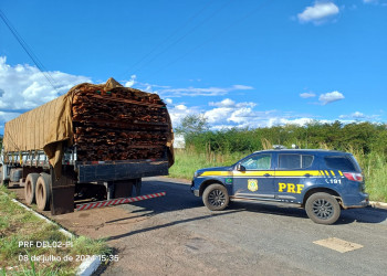 Carga ilegal de madeira cerrada que vinha do Pará é apreendida pela PRF no interior do Piauí