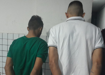 Dupla é presa após tentar se desfazer de armas em Teresina; uma delas de uso restrito da Segurança