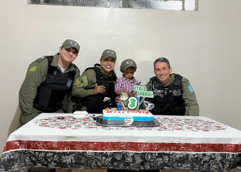 Menino de 3 anos recebe surpresa de policiais militares durante festa de aniversário em Teresina
