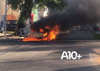 Veículo fica completamente destruído após pegar fogo no Centro de Teresina