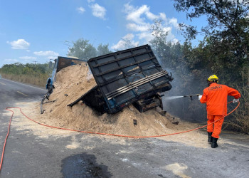 Carreta carregada de areia parte ao meio após pegar fogo em Batalha, no Piauí