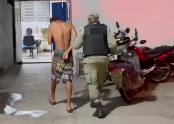 Família flagra suspeito tentando invadir casa e aciona a polícia em Teresina