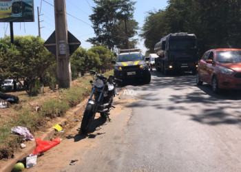 Entregador tenta realizar ultrapassagem, mas cai de moto e fica gravemente ferido em Teresina