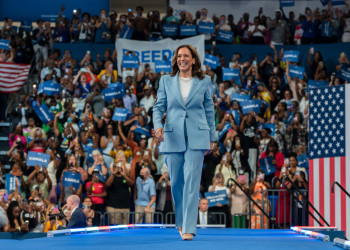 Kamala Harris é indicada oficialmente como candidata democrata à presidência dos EUA