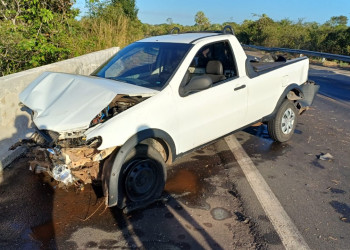 Motorista bate carro contra mureta de ponte ao tentar desviar de caminhão na BR-343, Piauí