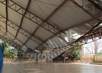Ventania derruba cobertura metálica de quadra de esportes em Oeiras, no Piauí; VÍDEO!