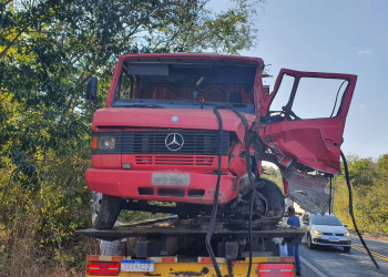 Caminhoneiros ficam feridos após colisão no Piauí; um deles recusou atendimento e não foi localizado pela PRF