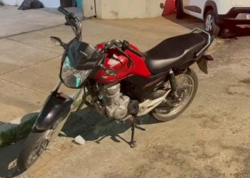 Suspeitos de roubar motocicleta são detidos pela polícia com arma caseira e faca, em Teresina