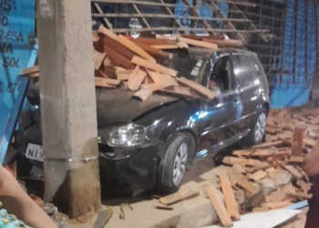 Motorista perde controle de carro, invade calçada e destrói fachada de estabelecimento em Teresina