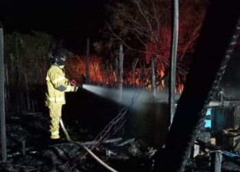 Incêndio de grandes proporções atinge Pousada Terra Pátria, em Barra Grande-PI, e deixa 3 barracas destruídas