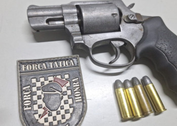 Polícia Militar prende homem por porte ilegal de arma de fogo e munições, em Teresina