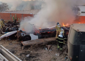 Incêndio atinge sucata de veículos e terreno baldio que era usado como lixão em Teresina