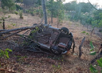 Motorista morre e três ficam feridos após carro sair da pista, tombar e bater em árvore no Piauí