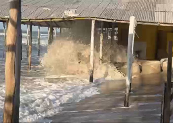 Fenômeno causa maré alta no Litoral do Piauí e restaurante é destruído pela força da água; VÍDEO!