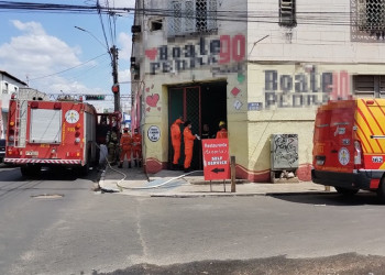 Princípio de incêndio em cabaré no Centro de Teresina é controlado por bombeiros