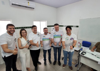 Ao lado do governador Rafael Fonteles, Fábio Novo (PT) vota e diz estar confiante na vitória ainda no 1º turno