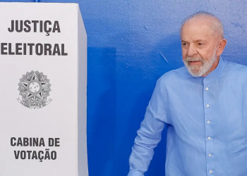 Após votar em São Bernardo do Campo, Lula defende democracia e critica fake news