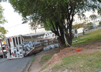 Carreta com mil botijões de gás tomba em Teresina; motorista relata problema mecânico