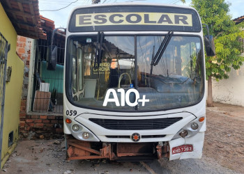 Descontrolado, ônibus desce ladeira e bate contra carro e residência na zona Sul de Teresina; VÍDEO!