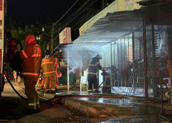 Em Teresina, trailer de lanches pega fogo e proprietário avalia prejuízo de pelo menos R$ 30 mil