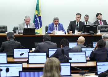 Comissão aprova Orçamento de 2025 com cortes no Bolsa Família e superávit de R$ 15 bilhões